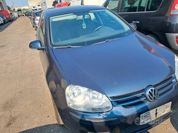 Volkswagen Golf 5 anno 2005 ricambi usati