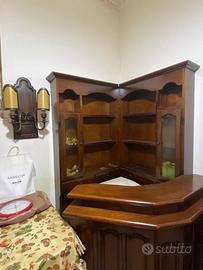 Angolo bar, credenza e tavolo da gioco