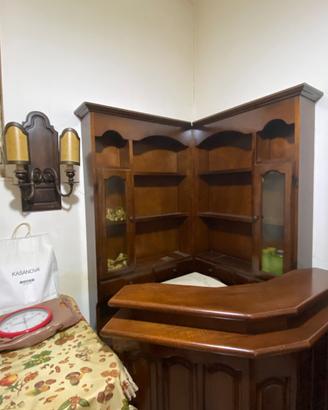 Angolo bar, credenza e tavolo da gioco