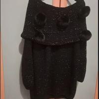Maglione nero con filo brillantinato e pon pon