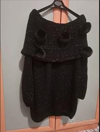 Maglione nero con filo brillantinato e pon pon