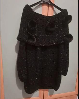 Maglione nero con filo brillantinato e pon pon