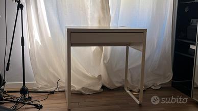Scrivania IKEA con cassetto