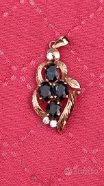 CIONDOLO IN ORO ROSA CON INCASTONATI 4 ZAFFIRI BLU