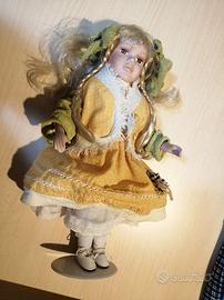 Bambola dell'est Europa in ceramica