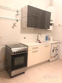 Mobili cucina ikea con cucina a gas e frigorifero