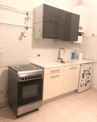 Mobili cucina ikea con cucina a gas e frigorifero