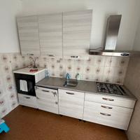 Cucina completa di elletrodomestici