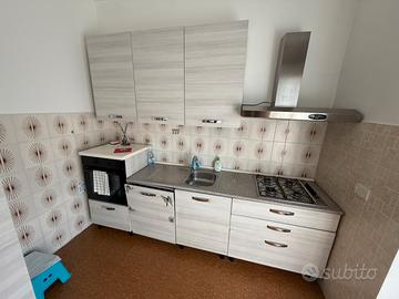 Cucina completa di elletrodomestici