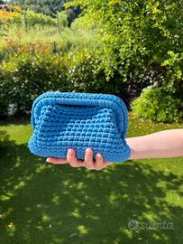 Clutch bag azzurra fatta a mano