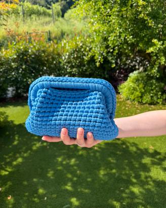 Clutch bag azzurra fatta a mano