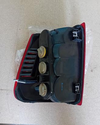 faro posteriore jeep cherokee