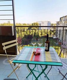 Tavolino e sedie in metallo colorato