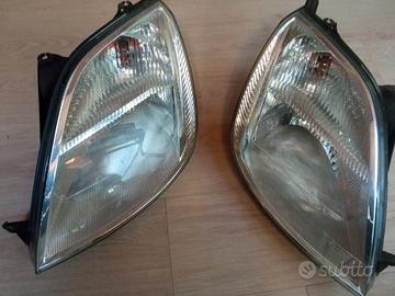 Coppia Fanali anteriori Ford Fiesta modello 2004