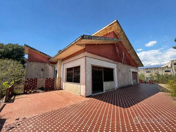 Villa di 660 m² con più di 5 locali e box auto a P