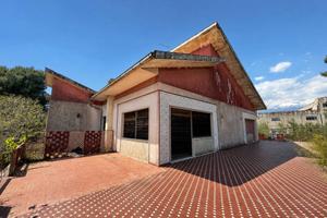 Villa di 660 m² con più di 5 locali e box auto a P
