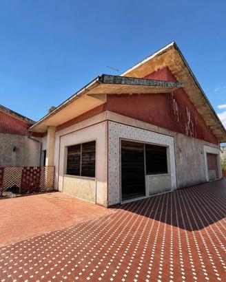 Villa di 660 m² con più di 5 locali e box auto a P