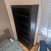 libreria in legno nero. 