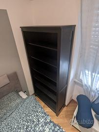 libreria in legno nero. 