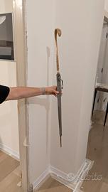 Ombrello vintage con manico in legno intagliato