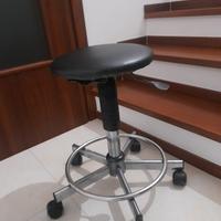 sgabello in pelle nera con ruote e rialzata sedile