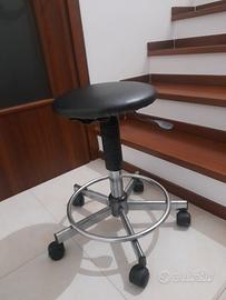 sgabello in pelle nera con ruote e rialzata sedile