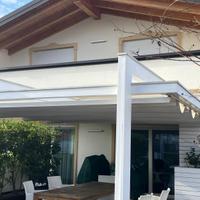 Pergola in legno con tenda motorizzata