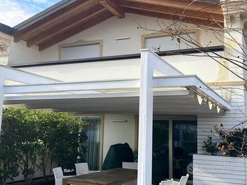 Pergola in legno con tenda motorizzata
