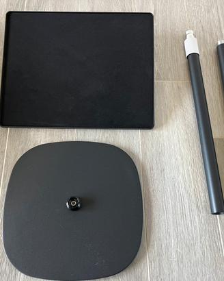 Supporto a pavimento per proiettore