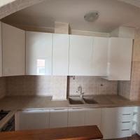 Cucina con elettrodomestici