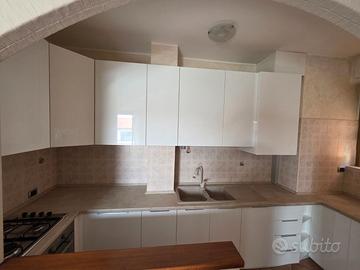 Cucina con elettrodomestici