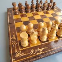 Scacchiera vintage in legno con scacchi, backgamon