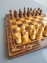 Scacchiera vintage in legno con scacchi, backgamon