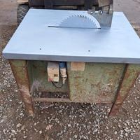 Sega circolare con tavolo e motore elettrico