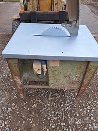 Sega circolare con tavolo e motore elettrico