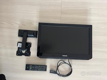 Televisione Toshiba con supporto muro