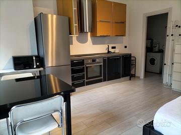 Monolocale arredato con box