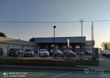 Capannone a destinazione d'uso commerciale