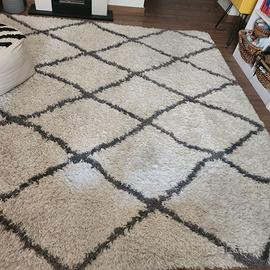 Tappeto grande peloso bianco a rombi