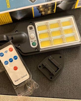 Faro led solare da esterno con telecomando