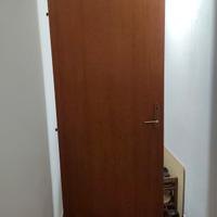 Porta color mogano con infissi