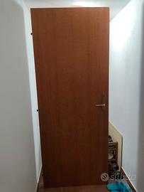 Porta color mogano con infissi