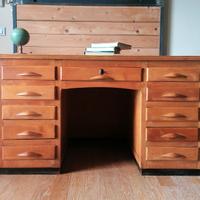 Scrivania ministeriale anni '50 in legno di faggio