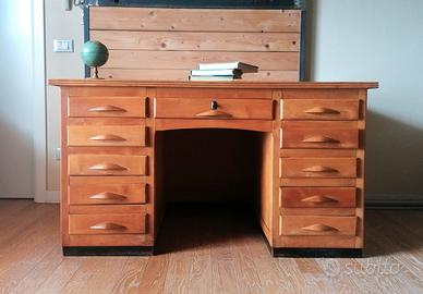 Scrivania ministeriale anni '50 in legno di faggio