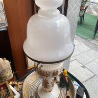 lampada vintage in porcellana con vetro opalino
