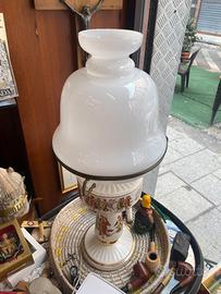 lampada vintage in porcellana con vetro opalino