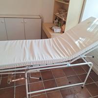 lettino da estetista con 2 sedie per pedicure