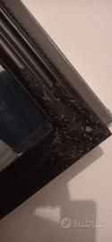 specchio con cornice nera