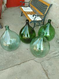 damigiane di varie dimensioni e tonalità 