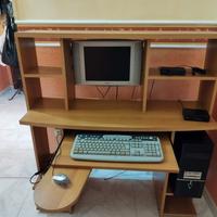 mobile in legno con computer  